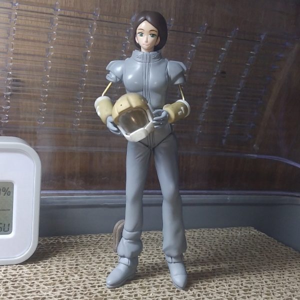 オリジナルフィギュアのエマさん　ヘルメットが大きすぎる問題　やり直しで一回り小さな物を作りました　まだ少し大きいかなと思いますが　脱着式ですとこれが限界っすね　内部のモコモコしたパーツ（緩衝材？密閉材？）を省略すればいくらでも小さく出来ると思うけど　でも最初よりバランスはかなり良くなったと思いますので、これで行きます　しかし本来ヘルメットを持つはずの手が、ヘルメットを装着すると文字通り手持ち無沙汰になってしまいますので握り手を作って銃でも持たせようか？　まあ基本的にヘルメットは被らせる気はなく　完成後に写真撮影だけしたら　ヘルメットを手に持たせて抱えているポージングで飾ろうと思ってます　手に持たせる時はバイザーのクリアパーツを外した方が良い気がするけど紛失しそうやな(ﾟ-ﾟ)　後回しにしていた腕のパーツですが、ヘルメットの大きさが確定したことで二の腕から肘の角度が決まったので　こちらを制作して原型完成ですね （3枚目）