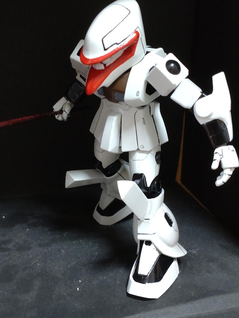 各所にポリキャップを埋め込み、手はジャンク箱から見つけたHG F2ザクの物を使いました。エヴァ量産機風味を出すために、体を前屈みにし、肩を前に出し、頭を前に出し、膝と肘を大げさに伸ばしてみました。口は開きません。なんだかゴツい量産機っぽい感じです。ロンギヌスの槍は綾波のフィギュアからゲット!