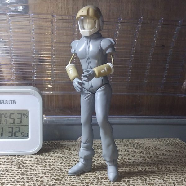 オリジナルフィギュアのエマさん　ヘルメットが大きすぎる問題　やり直しで一回り小さな物を作りました　まだ少し大きいかなと思いますが　脱着式ですとこれが限界っすね　内部のモコモコしたパーツ（緩衝材？密閉材？）を省略すればいくらでも小さく出来ると思うけど　でも最初よりバランスはかなり良くなったと思いますので、これで行きます　しかし本来ヘルメットを持つはずの手が、ヘルメットを装着すると文字通り手持ち無沙汰になってしまいますので握り手を作って銃でも持たせようか？　まあ基本的にヘルメットは被らせる気はなく　完成後に写真撮影だけしたら　ヘルメットを手に持たせて抱えているポージングで飾ろうと思ってます　手に持たせる時はバイザーのクリアパーツを外した方が良い気がするけど紛失しそうやな(ﾟ-ﾟ)　後回しにしていた腕のパーツですが、ヘルメットの大きさが確定したことで二の腕から肘の角度が決まったので　こちらを制作して原型完成ですね （1枚目）