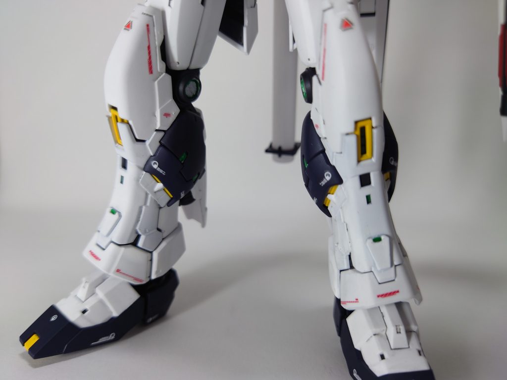 ディテールアップパーツを付けた部分やサイコフレームの色を付けた部分のアップです。筆塗りでサイコフレーム色を少しずつ塗るのは大分苦労しました…ご覧頂きありがとうございました!