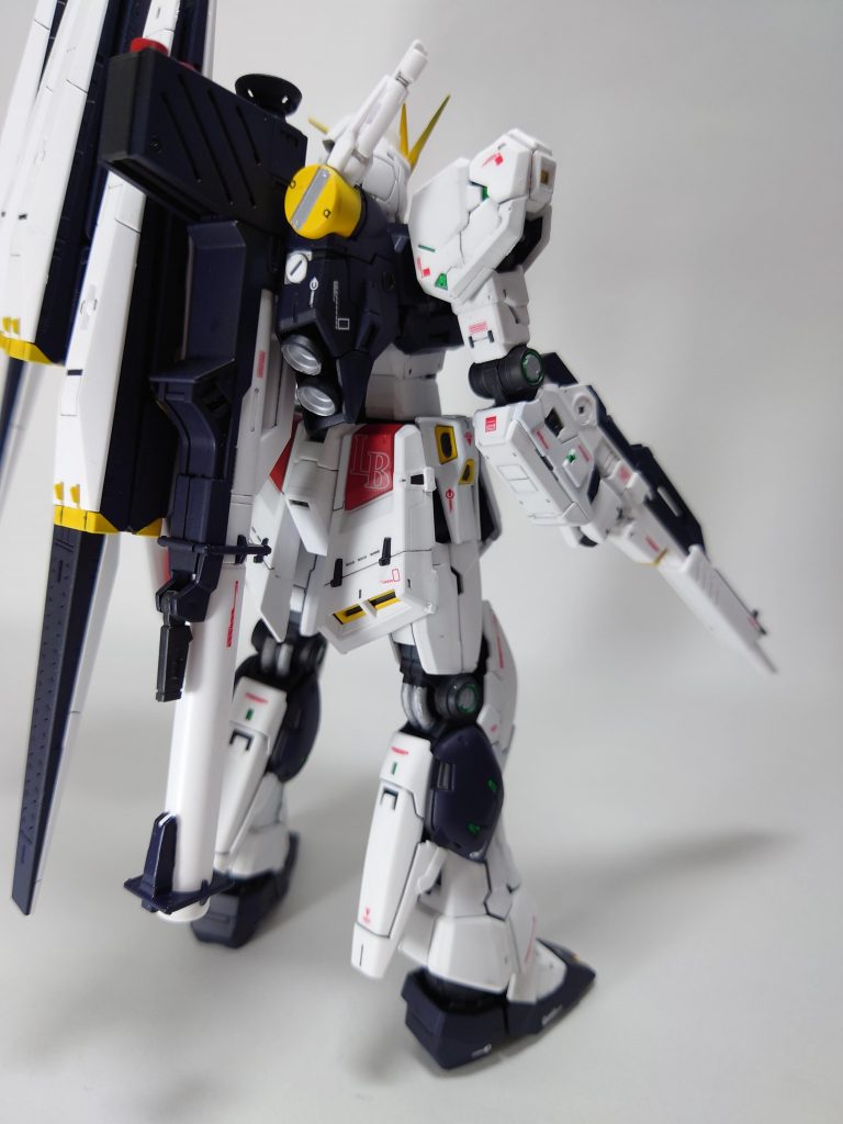 個人的には、サイコフレーム色がいい感じに出てくれたかなと思います。水転写デカール多めが好みなので、HG・MGのνやHi-νのモノを流用したり汎用デカールを使ってます。(RGνガンダム用水転写デカール欲しい…!)