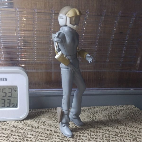 オリジナルフィギュアのエマさん　ヘルメットが大きすぎる問題　やり直しで一回り小さな物を作りました　まだ少し大きいかなと思いますが　脱着式ですとこれが限界っすね　内部のモコモコしたパーツ（緩衝材？密閉材？）を省略すればいくらでも小さく出来ると思うけど　でも最初よりバランスはかなり良くなったと思いますので、これで行きます　しかし本来ヘルメットを持つはずの手が、ヘルメットを装着すると文字通り手持ち無沙汰になってしまいますので握り手を作って銃でも持たせようか？　まあ基本的にヘルメットは被らせる気はなく　完成後に写真撮影だけしたら　ヘルメットを手に持たせて抱えているポージングで飾ろうと思ってます　手に持たせる時はバイザーのクリアパーツを外した方が良い気がするけど紛失しそうやな(ﾟ-ﾟ)　後回しにしていた腕のパーツですが、ヘルメットの大きさが確定したことで二の腕から肘の角度が決まったので　こちらを制作して原型完成ですね （2枚目）