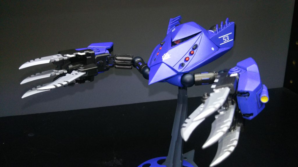 クロー大型化。実は小型のジェネレータを積んでおり、ヒートクローにもなれる。但しその場合はクローの劣化が激しく破損する可能性も。クローの側面に出てるのは目晦まし用の大型ライト。