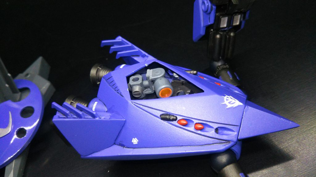 モノアイは2軸で可動なのでかなりの範囲に向けられます。