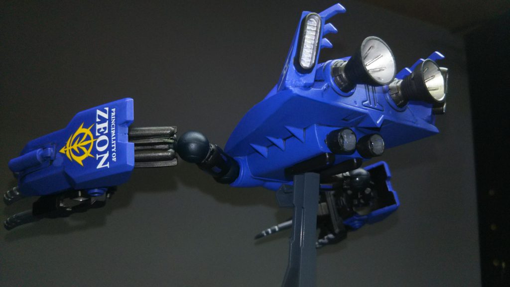 下面ビュー。メイン及びサブスラスター強化。付属の台座だとクローの重さに耐えられず倒れてしまうので別のを用意。