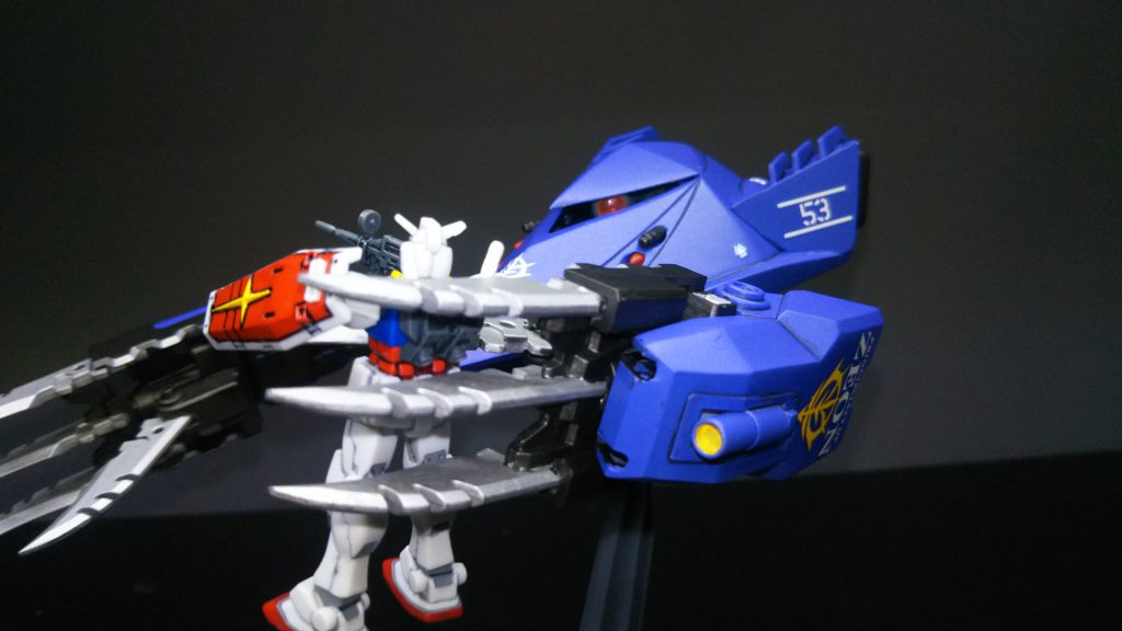 このガンダムは約1/400の物なので、厳密にはもう少し小さい。捕まえた瞬間に真っ二つ。