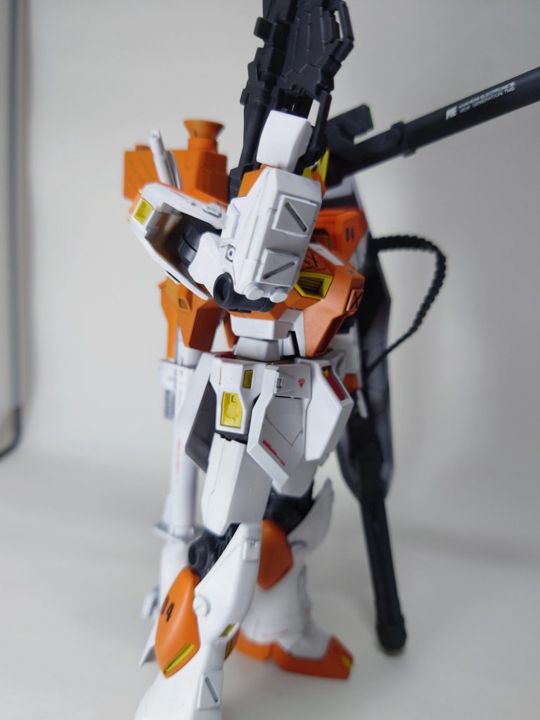 右腕は特にパーツを追加してゴツくしてみました。ビームマグナムを扱うので、この位は補強してるかなと…