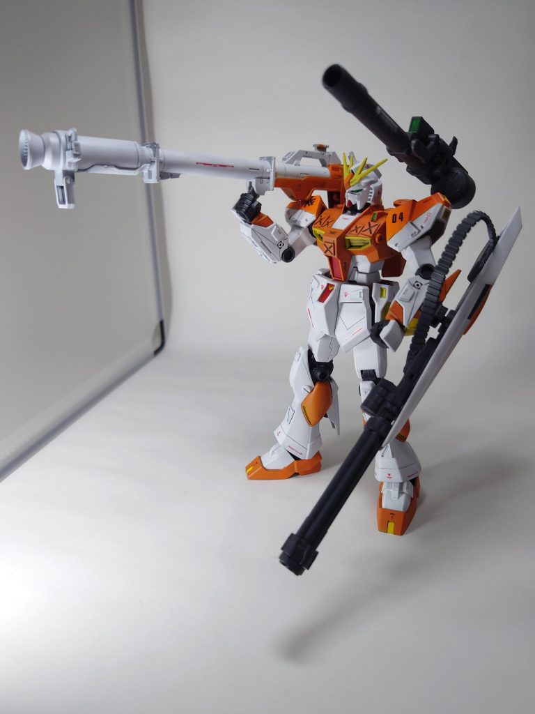 バズーカはHGUCのνガンダムのモノにシステムウェポンキットの余剰パーツになってた砲身をくっつけて作成してます。コレはゴツくなっていい感じかと。