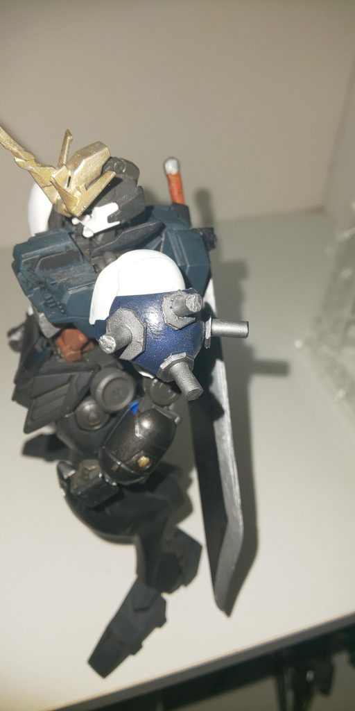 ここからはクラウドらしさを出すために頑張ったポイントを紹介します!まずは肩パット!バルバトスルプスの方にボルトを手作り!この微妙な青を出すのにかなり苦労しました笑