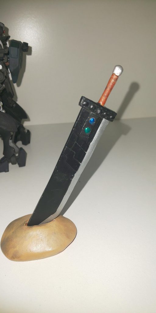 そしてクラウドといえばこれ!バスターソード!人生初のフルスクラッチで作成しました!プラ板感をださないようにするために、模様みたいなものを筋彫りではなく薄いプラスチックを何枚も貼り付けて形にしました!初めてにしてはよく出来たと思います!