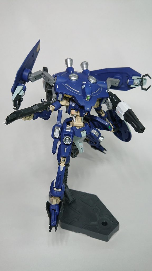 飛行ユニットは正面センサー部分、スラスター、取り付け・可動用の改造をしています。写真にはありませんがアンカーはリード線で射出状態にすることが可能です。