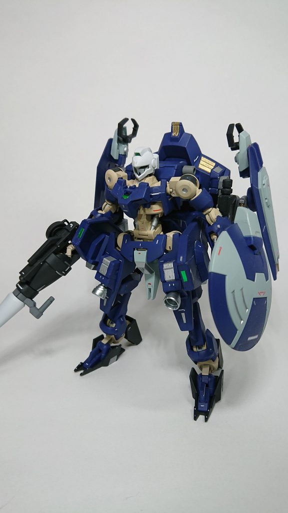 飛行ユニットは可動しますが防御力は下がりそうですね。頭・肩はユニットに干渉するので頭はアーチャーに変更、肩は改造しています。