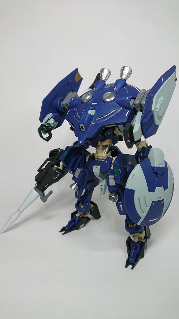 正面カラーリングはエース機というよりは副隊長機な感じをイメージして作りました 。武器・シールドの変更、 胸部・脚部は形状変更、スラスターの追加などの変更をしています。