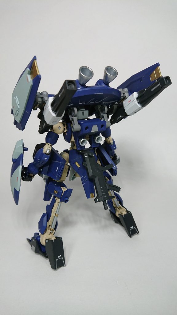 背面フォビドゥンの飛行ユニットを取り付けレールガンをショートバレルキャノンに変え、シールド部にはアンカークローを取り付けています。腰背部にマシンガンをマウントできるように改造しています。