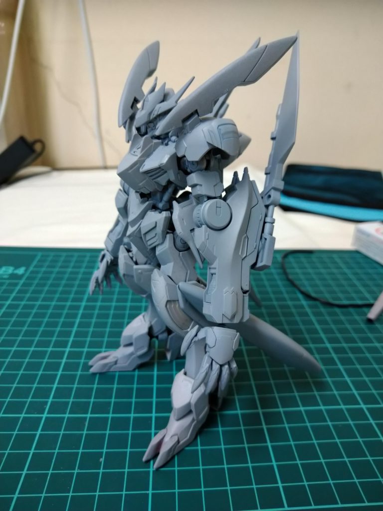 この頃は肩の粒子制御装置とテールブレードはボールジョイントではなく固定されていました。