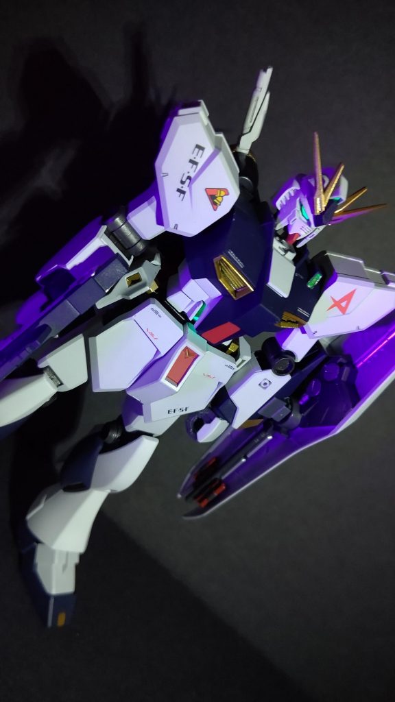 コクピット周辺にサイコフレームを採用したという設定を蛍光で解釈