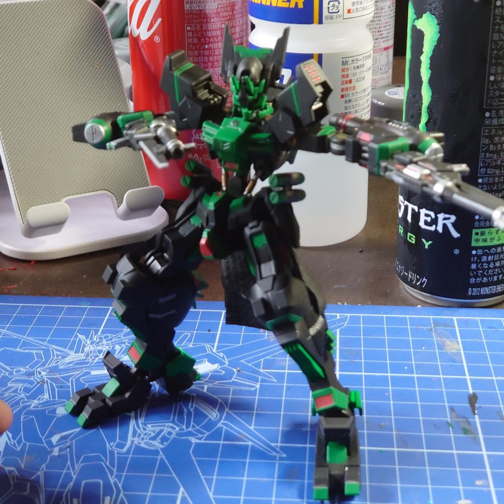 専用ハンドガン最近発売されたシュヴァルベカスタムから流用左右で差し色が違います。