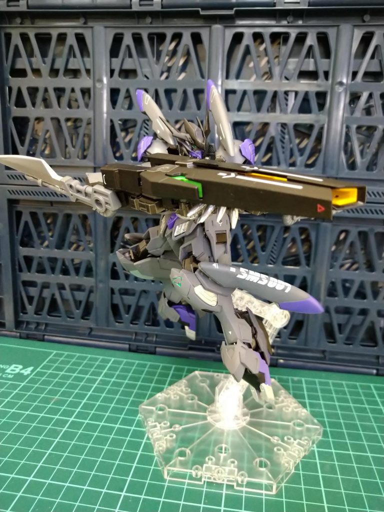 射撃姿勢。腕が長いので、ショートバレルのライフルでも良いかも。