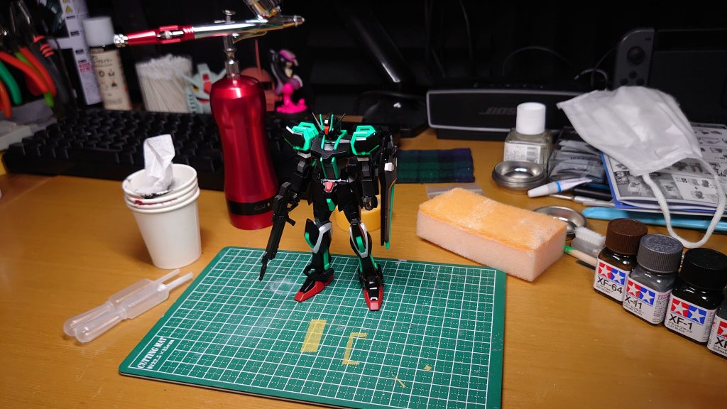 デカールを貼って再度トップコート。墨入れをクロームシルバーで行って完成です!メタリックの塗料を墨入れに使うとふき取るときに粒子が残っちゃってきれいに墨を入れるのが難しいですね。塗装中に塗料をだばーする事件がありましたがなんとか完成。とても勉強になりました!!