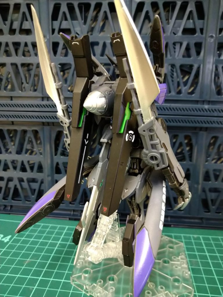 バックパックにはネオジム磁石を仕込みマルチウェポンラックにしています。同じく磁石を仕込んだGNバズーカⅡをマウントしています。