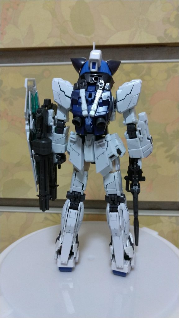 後ろはこんな感じ。やや首が短いのが最大のネック。やろうと思えばユニコーン側の首の軸にFAGの首が入るの入るのですが、首長族みたく長くなりすぎるためこうなりましたwしかしながら出来ればもう少し首が長ければと悔やまれますw