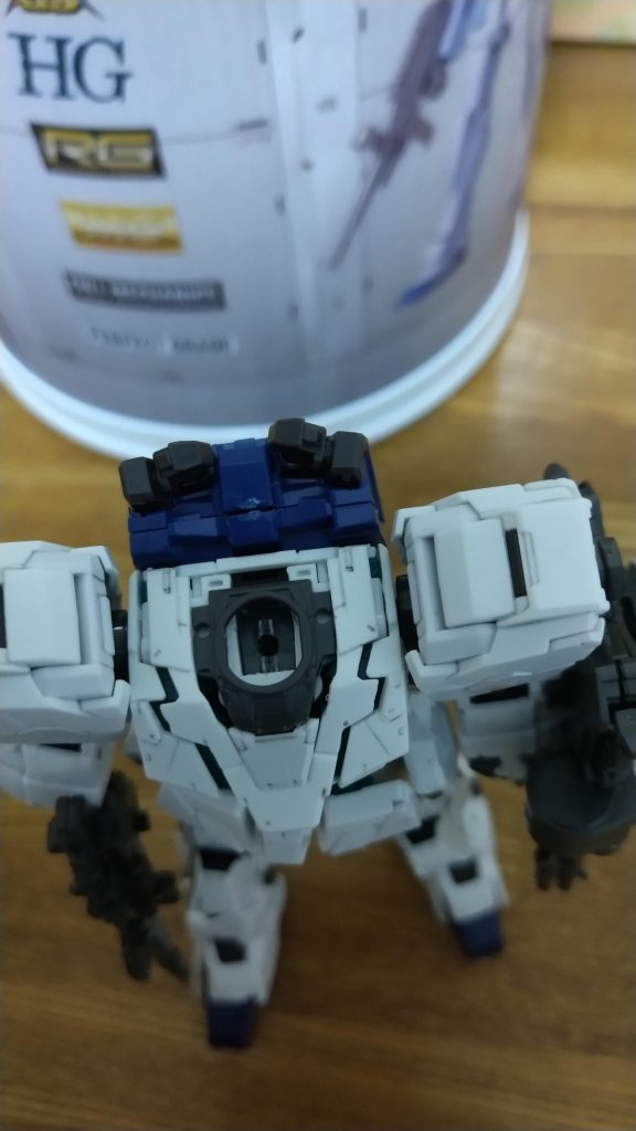 FAGの首の軸はユニコーン側の首の辺りに2mmの穴を開けて接続。先日部品注文したRGフルアーマーユニコーンガンダムのBランナーが丸ごと届いたので遠慮なく加工できましたw部品代700円は高いなと思っていたのですがパーツ1個分の値段ではなくランナー1枚の値段だったのだと認識。