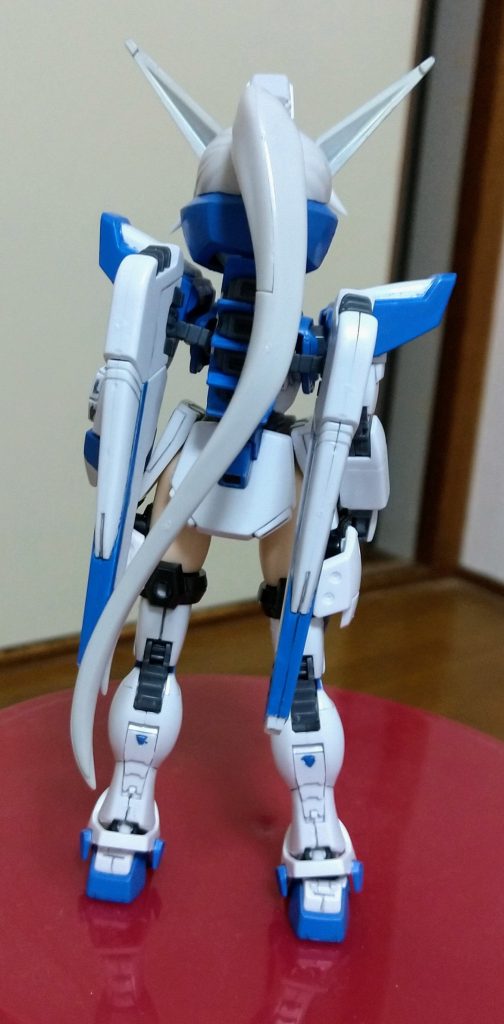 後ろはこんな感じ。元々が小型MSなのでやや等身も低い感じです。素体の太ももとF91の脚との間にある黒いパーツは段差を誤魔化す為のものです。これが無いと太もものほうが太いのでおかしいのですよ……(´・ω・｀)