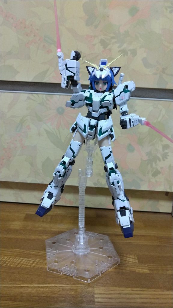 そしてビームトンファー!何気にGジェネではユニコーンのビームトンファーのモーションが好きでしたwフレームが緑だから瞳も緑のフェイスパーツを使ってみたのですがこれが不味かったwww