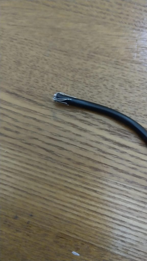 尻尾自体はリシェッタ本体にも付いていたのですが、形が固定であったため、ある程度は稼働出来るように作りました。使用したのはダイソーで買ったUSBケーブル、S字フック、ステンレスの針金の3点です。USBケーブルをまずは適当な長さに切って、中の銅線を抜き、抜いたところにステンレスの針金を複数通しています。これによりある程度の動きを付けることが可能となっています。そして最後に針金の先端を隠すようにS字フックの先端のカバーを取り付ければ完成。