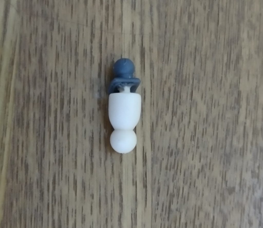 これからMS少女を作ってみようかと思っている方の参考になればと思い、新たに見つけた制作方法を紹介します。まずはガンプラ側の首の軸を切ります。平らなところを残しておくと後で差し込むときに奥まで入りすぎなくていいです。その後真ん中辺りに2mmの穴を開けてFAGの首の軸を差し込みます。使う軸パーツは轟雷や迅雷、アーキテクトなどのやや古いタイプのキットを推奨します。フルズヴェルク以降のキットやメガミデバイスだと首の軸パーツのだと構造が全く違うため合いませんが、頑張れば出来るかも……?私は試したことありませんがww首の軸を差し込んだらFAGの首パーツと頭部を取り付けます。