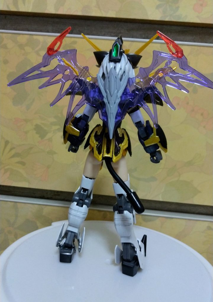 後ろはこんな感じ。尻尾はリアアーマーではなくお尻に付いてます。