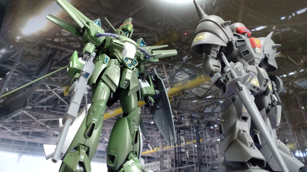 ―本編より抜粋―機体の機動チェックを行いながらも、全天周囲モニターに映る偽装したデナン・ゾンに眼を向ける。「…冗談じゃない あの無茶な命令もそうだが…アイツがテストパイロット…？！ 有り得ない…！」独り言の様に吐き捨てる。崇高な貴族主義を実現するためには気高い意志と崇高な目的が必要だ。しかしそれはアイツには無い…もっと言えば、何故クロスボーンに入隊したのかが解らない程だった。「どうせ、あのジレの野郎の選定だろうが…技術屋上がりに実弾試験なんぞ…正気じゃない…！」奥歯を噛み締めながらも、そう吐き捨てると、自身の乗機であるダギ・イルスＬの動作チェックに戻った。