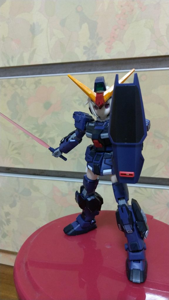 ビームサーベル抜刀!3mmの棒(ランナー)を使ってシールドの構える位置も変更できます。