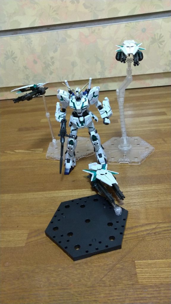 シールドファンネル……と言いたいところですが、スタンドの棒が一本うまく立ってくれません（泣）誰かスタントの棒にもサイコフレームを付けてくださいwww今回はこれで終わろうと思います。最後まで見ていただきありがとうございました！