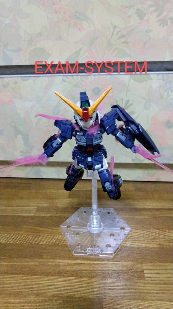 そしてEXAMシステム!無表情で斬り掛かってくるペイルライダーDⅡちゃんピンク色のエフェクトっぽいのはたまたま見つけたピンク色の和紙っぽいものをちぎって使用しています。それはいいのですが、背景が気になるwwやっぱり撮影ブースが欲しいなぁ……でも置き場とか予算とか嫁の雷とかが……((((;゚Д゚))))ガクガクブルブル