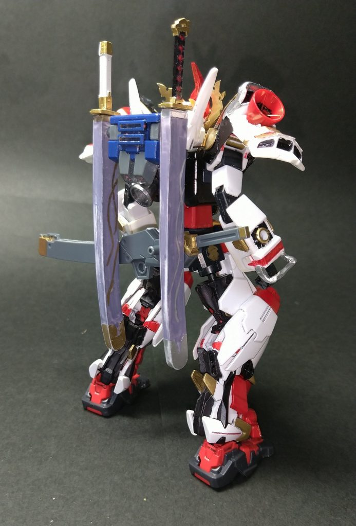 コアガンダムリアルタイプカラーをベースに戦国アストレイ頑駄無やフェイクνのアーマーなどをミキシングし、プラ材で装飾しています。