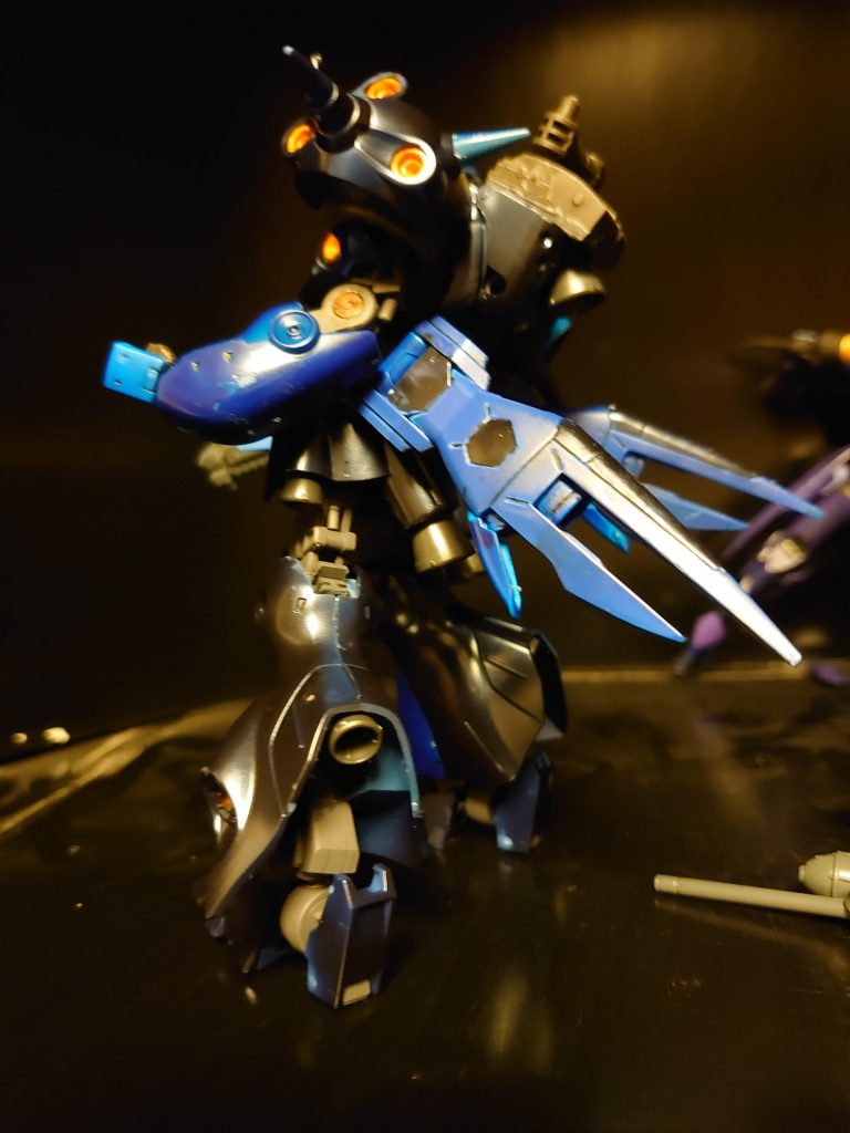 腰にはブーストアーマーを増設。広い可動範囲を持つ。大型のブースターが付いた脚部と連動して可動させることで、最高速度に乗った機体の軌道を強引にねじ伏せ曲がる。