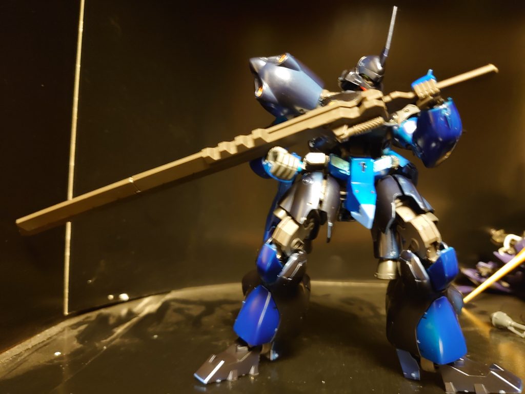 デモリッションナイフ!!自身の全長よりも長い。全力で突撃した勢いのまま相手に叩きつけたらデモリッションナイフの方もきっと圧し折れる。