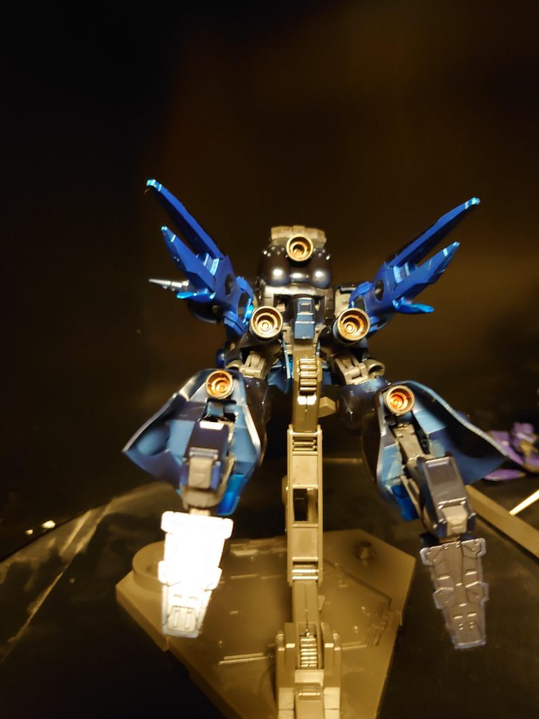 突撃時を後方から。大型ブースター5機が同一方向に揃うことで圧倒的加速と最高速を叩き出す。(Zガンダム等の可変機思想)底に腰部ブーストアーマーを上乗せ。