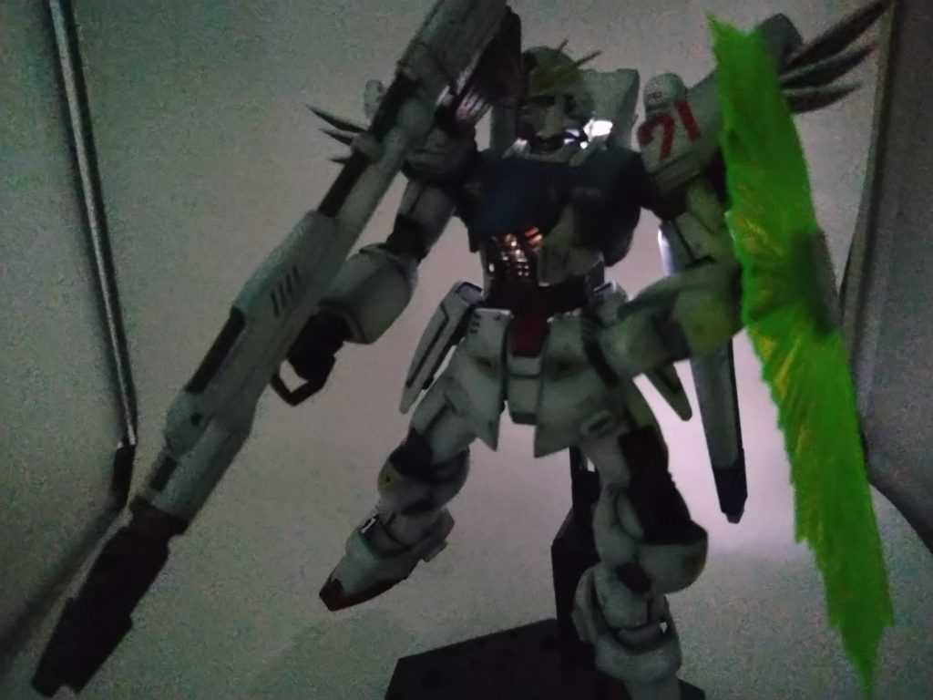 LEDユニットを仕込めるスタンド付いてたんで仕込みました