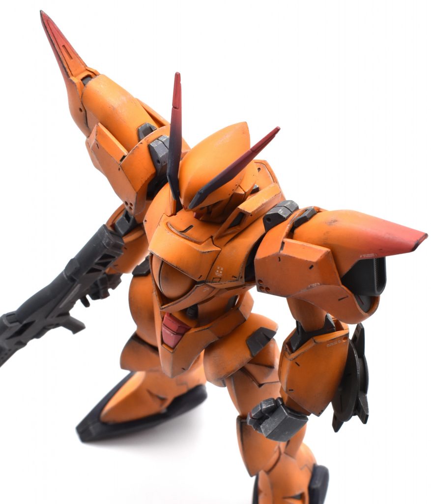 両肩の先端と頭部のアンテナ?の先端はグラデーション塗装しました。あまり目立ちませんが、オシャレポイントです。