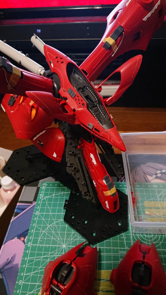 全体的にスジ彫りを追加工具はファンテックさんの0.15mmガイドには曲面マスキングテープを2重にしています。
