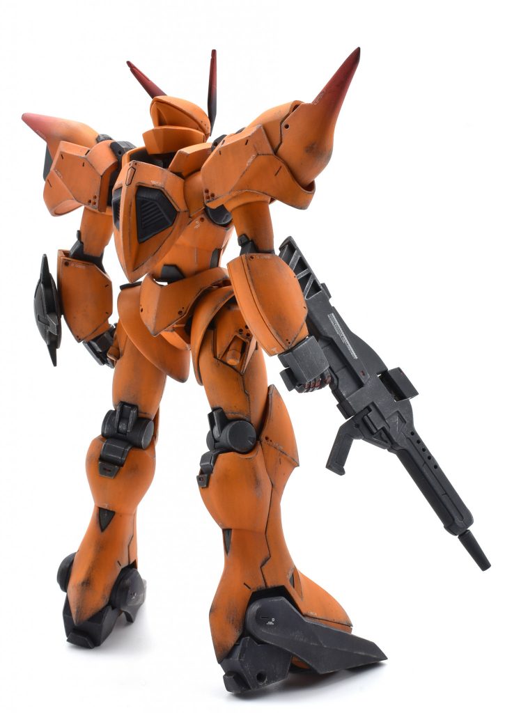 背面。足首は構造上非常に接地性が悪いです。