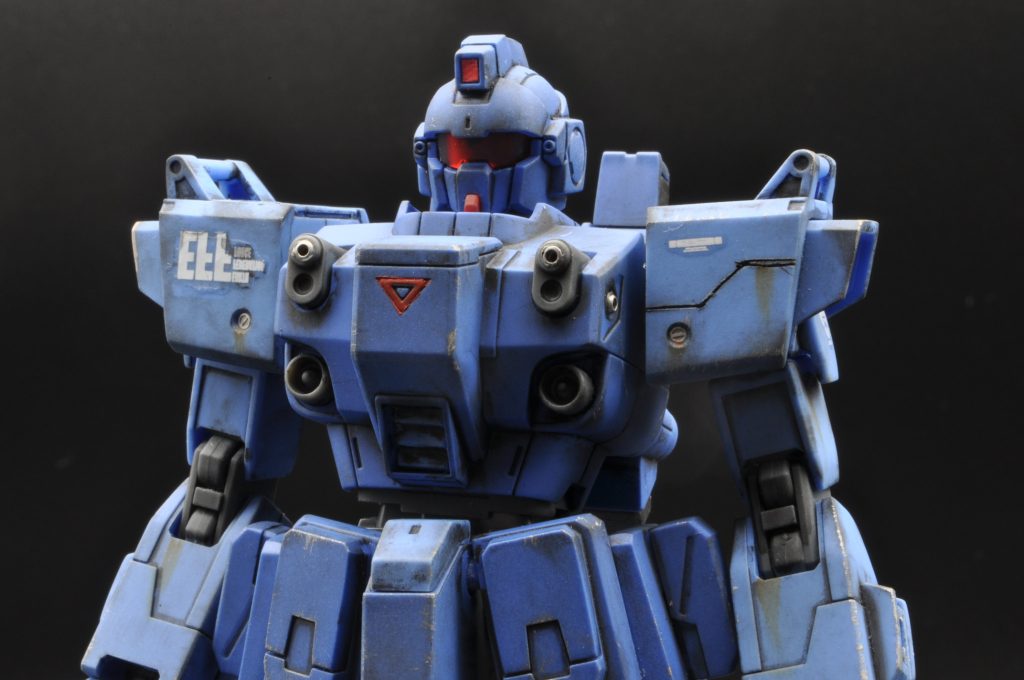 胸部バルカン?かどうかわかりませんが、穴があったので、かしめ玉をぶち込んでみました。左肩のパネルラインがザックリいってます。