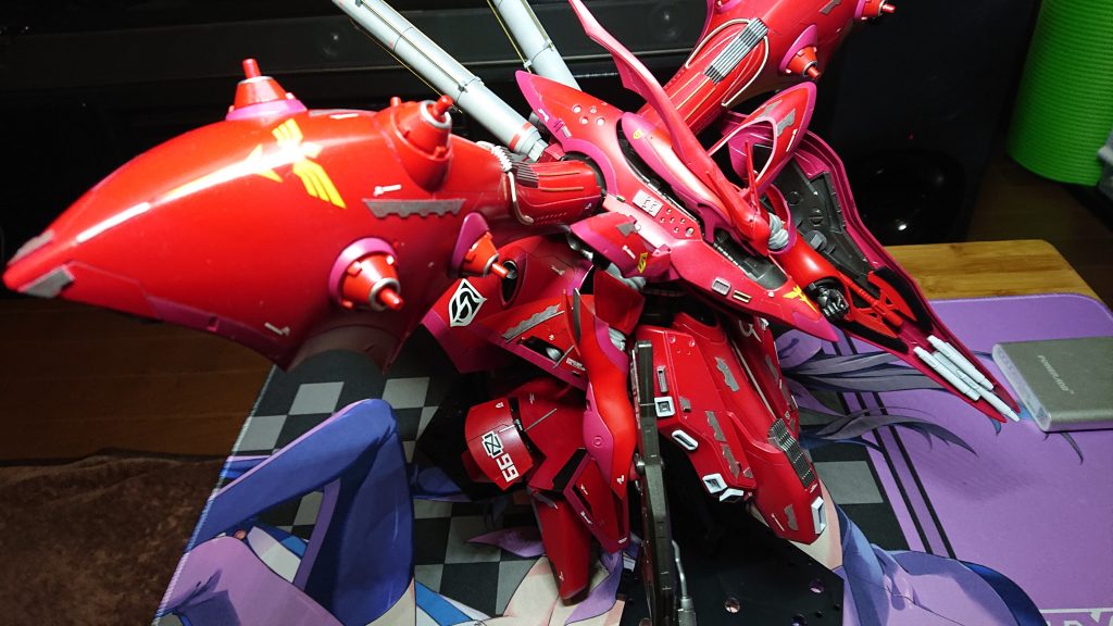 塗装は全て缶スプレーを使用しています。Mr.hobbyさんのレッドとメタリックレッド、黒鉄色、他。クレオスさんのシャアレッド。仕上げはトップコート半光沢の後、フィニッシュ用金属蒸着シールをしています。