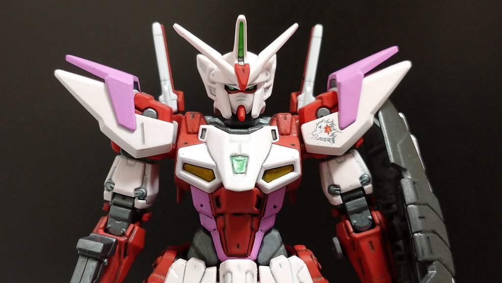 ストライクルージュのように肩にデカール設置。配色は青を赤へ。肩のみ一部ピンクにしてバランスよくしてみました。