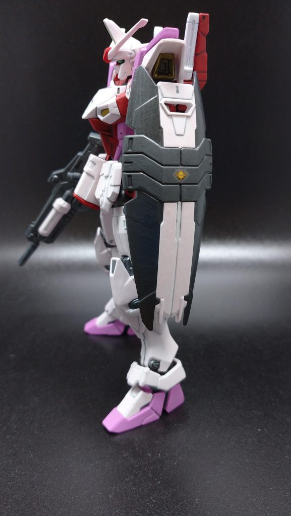 シールドにオーブのデカール。赤を入れようか悩みましたが、ガンメタル(+ブラック)と薄ピンクの二色にしました。