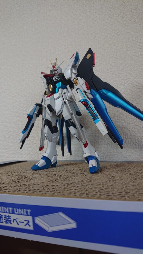 いつもの棒立ち()。塗り始め、青部分はもうちょっと濃い色のが良かったかなと思ってましたが、終わってみると結構まとまったカラーリングになってくれたのでお気に入りです