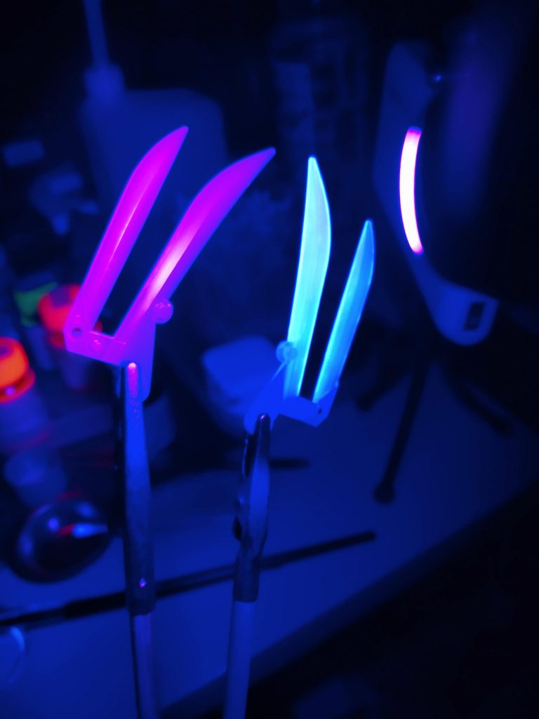 蛍光塗料塗り前と塗り後