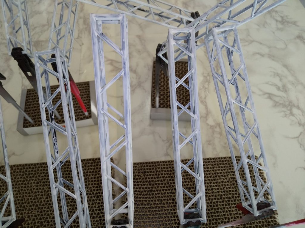 水性塗料で筆塗りしましたが、ムラがひどく塗り直しになりました…。こんな事は初めてで苦労しました…。一瓶使ってムラが消えないので、アクリル塗料で塗装のやり直しをしました。メインのガンダムよりも大変でした。一度心が折れ、モチベも上がらず、なかなか完成させる事が出来ませんでした。勉強させて頂きました…（笑）追記で嫁には何の電波を受信してるのって言われました…（笑）